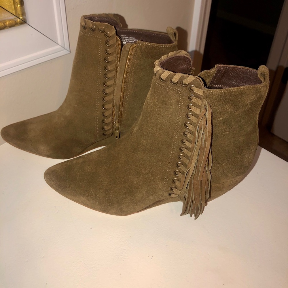 Matisse NWOB brown fringe wedge